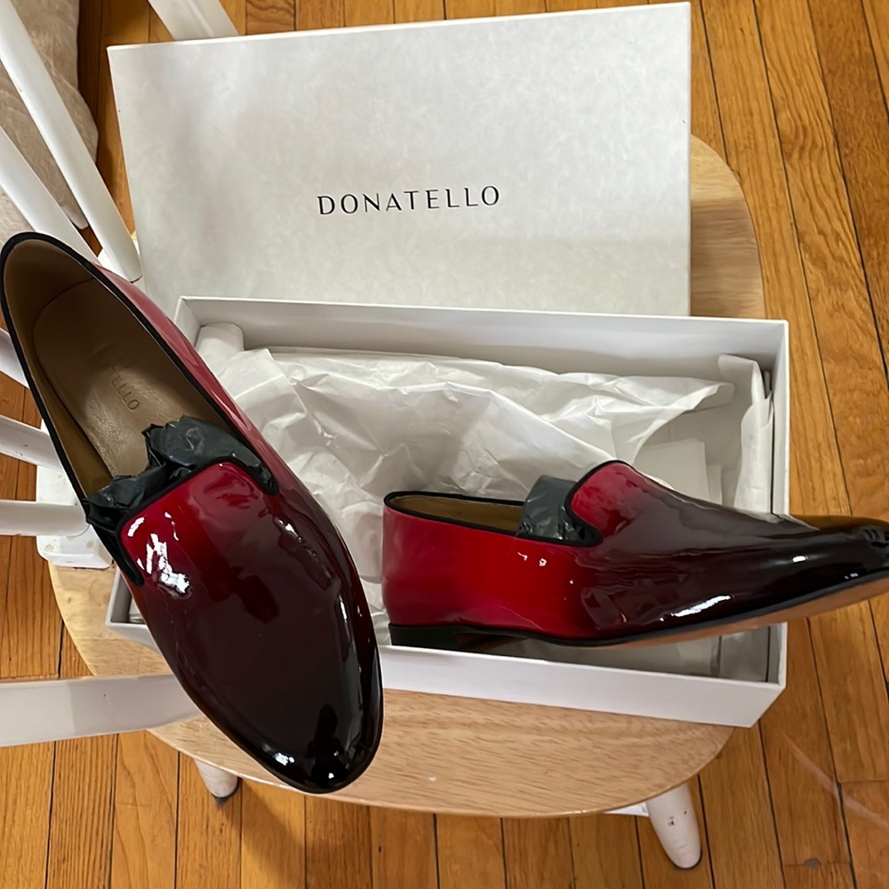 Red patent leather pumps